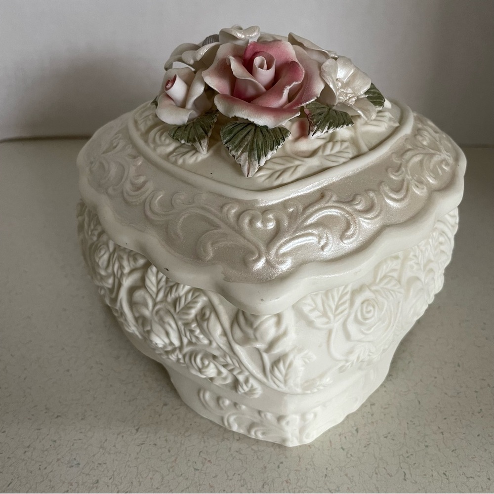 VTG 1990s Large Capodimonte Style Shabby Cottagecore Heart Trinket /Jewelry Box